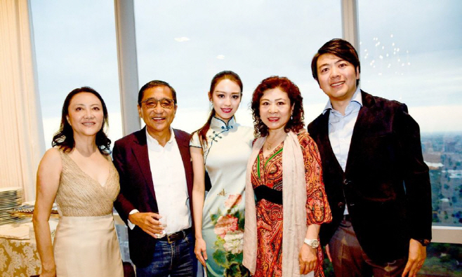 랑랑과 지나 앨리스 부부가 양가 부모와 함께 포즈를 취한 모습. 왼쪽의 남녀가 랑랑의 부모, 오른쪽 두 번째가 지나 앨리스의 어머니인 것으로 보인다./제공=신랑.