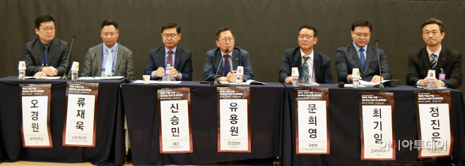 정진은 LIG 넥스원 수석연구원이 한국방위산업학회 주최로 지난달 27일 국회 의원회관에서 열린 방산정책포럼에서 ‘무기체계 총수명주기 관리 혁신방안’을 주제으로 발표하고 있다./제공=LIG넥스원