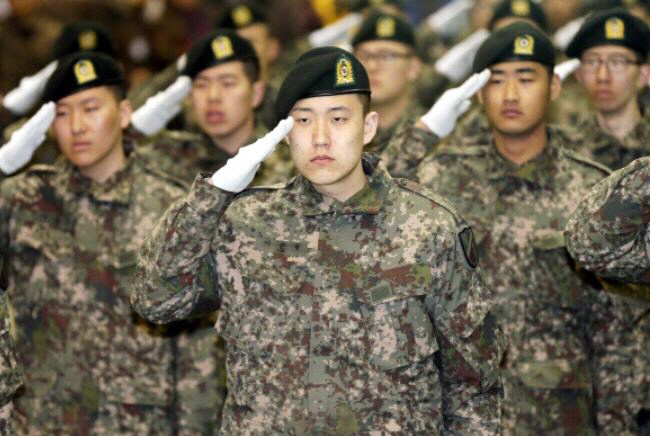 베레모를 착용한 육군 병사들이 거수 경례를 하고 있다./연합뉴스