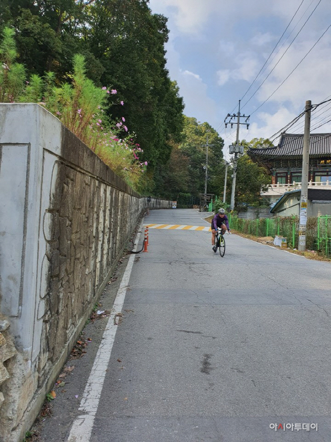 동천동 말구리고개, 20여분 가량을 지켜보는 동안 안양에서 온 라이더 등 몇 팀을 만났고 차량은 10여대가 오갔다. 주말인 점을 감안하면 통행이 많은 편이 아니다./사진=홍화표 기자