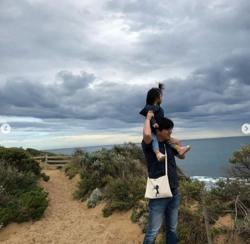 김태용 감독과 그의 딸./제공=진르터우탸오.