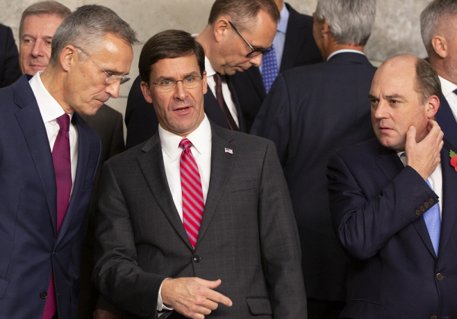 미국 국방부가 시리아 유전지대에 탱크와 장갑차 등을 파견하는 것을 준비하고 있다고 USA투데이가 24일(현지시간) 미 행정부 관계자를 인용해 보도했다. 사진은 마크 에스퍼 미 국방부 장관(가운데)이 이날 벨기에 브뤼셀 북대서양조약기구(NATO·나토) 본부에서 나토 회원국 국방장관들과 대화를 하는 모습./사진=브뤼셀 AP=연합뉴스