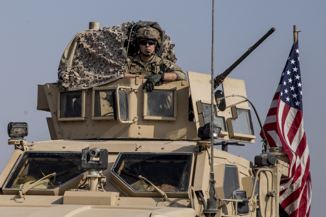 미국이 26일(현지시간) 시리아 동부 지역의 유전지대 보호를 위한 미군 병력 강화에 착수했다고 워싱턴포스트(WP)가 보도했다. 사진은 미군 차량들이 이날 시리아 북부 카미실리 남부를 지나고 있는 모습. 이 차량들은 유전지대인 시리아 동부 데이르에즈조르 지역으로 향하고 있는 것으로 보인다./사진=카미실리 AP=연합뉴스