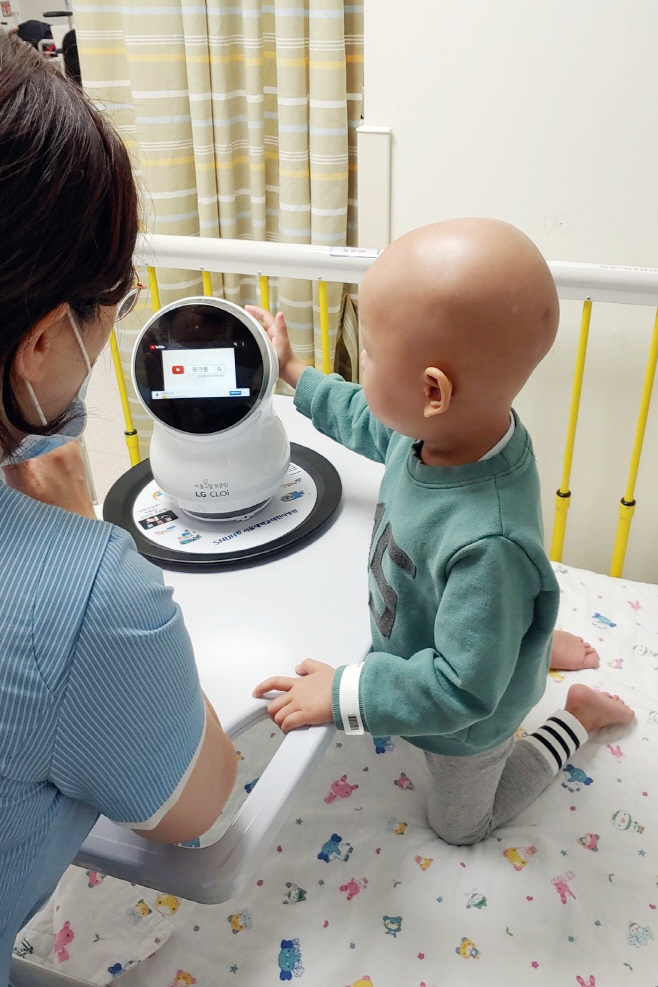 서울대학교어린이병원에서 치료 중인 어린이가 LG 클로이를 체험하고 있다./제공=LG전자