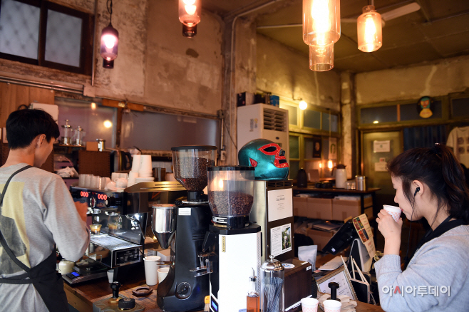 멕시코의 프로레슬링 ‘루차리브레’ 특유의 마스크가 상징인 카페 리브레는 다양한 원두를 직접 로스팅하는 것으로 유명하다. 내부의 인테리어 역시 한약방을 개조한 듯한 특이한 모습으로 카페가 아닌 가배집으로 불려야 할 듯하다.