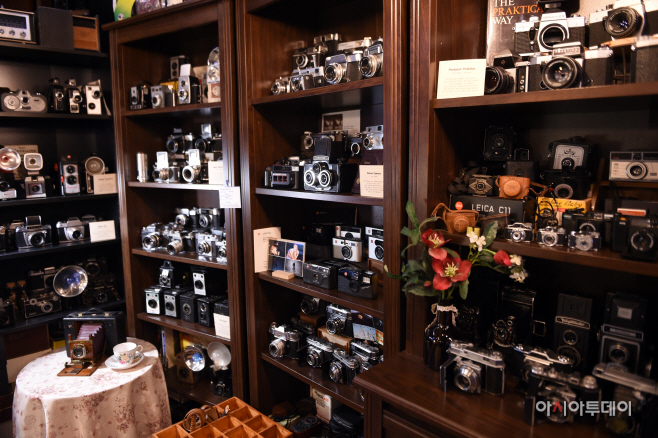 클래식 카메라와 수동 필름 카메라를 취급하는 ‘엘리카메라’.
