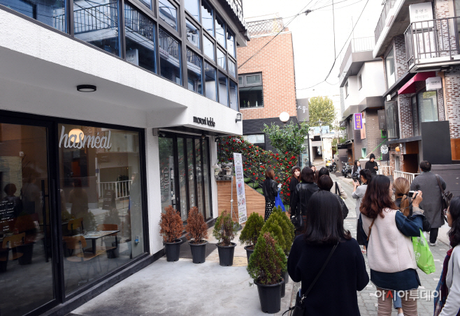 아기자기한 연남동 골목길. 양옥을 개조한 식당과 카페들이 눈길을 끈다.