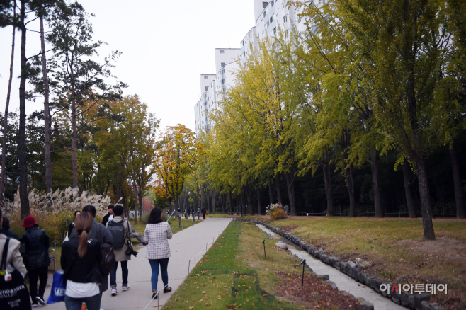 연남스타그램의 마지막 코스는 길게 이어지는 연트럴파크를 여유롭게 산책을 즐길 수 있다.