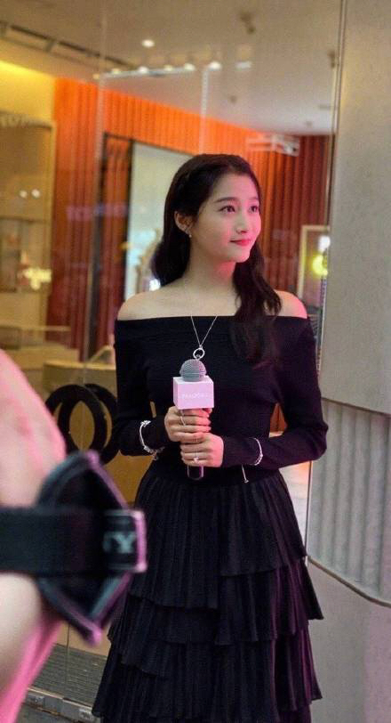 28일 열린 한 브랜드의 홍보 행사에 모습을 드러낸 관샤오퉁. 광고 모델로 상종가를 구가하고 있는 것으로 알려지고 있다./제공=진르터우탸오.