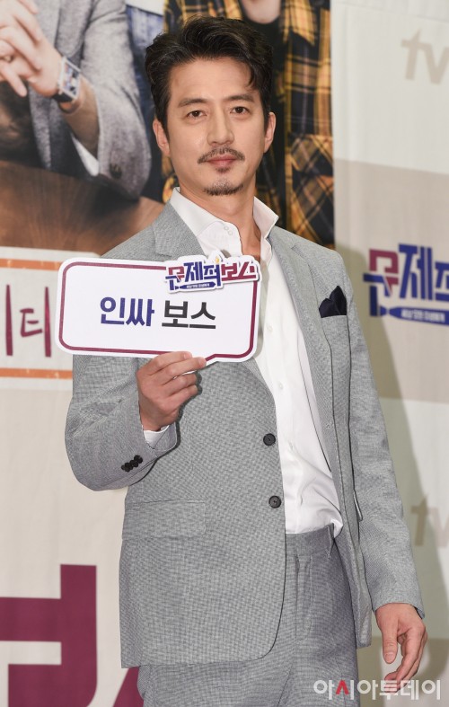 배우 정준호가 지난해 3월 4일 오후 서울 상암동 스탠포드호텔 서울에서 열린 tvN '문제적 보스' 제작발표회에 참석해 포즈를 취하고 있다. /김현우 기자