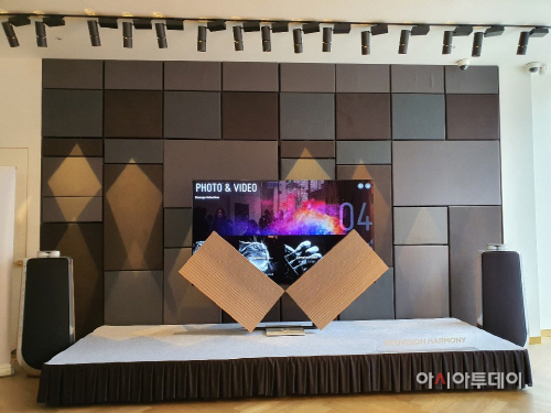 TV를 켜면서 움직이는 사운드센터. 나비 날개처럼 접히고 열린다./사진=황의중 기자