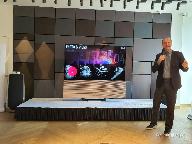 서울 강남구 압구정동 뱅앤올룹슨 매장에서 13일 진행된 신제품 기자간담회에서 데이비드 루이스 디자이너스 그룹의 수석 디자이너 톨슨 벨루어가 ‘베오비전 하모니’의 디자인에 대해 설명하고 있다./사진=황의중 기자
