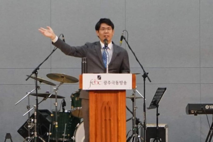 새신자 구원을 위한 전도집회에서 안희환 목사가 복음을 전하고 있다. /사진=광주극동방송