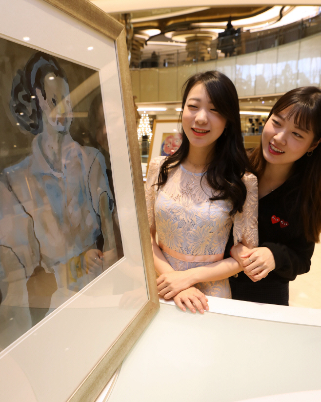 롯데백화점 에비뉴엘 월드타워점의 벨라뮤제 매장에서 고객들이 작품을 보고 있다. /제공=롯데백화점