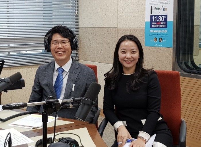 안희환 목사가 임연경 아나운서와 함께 2시간에 걸쳐 전도특별생방송을 진행하고 있다. /사진=광주극동방송