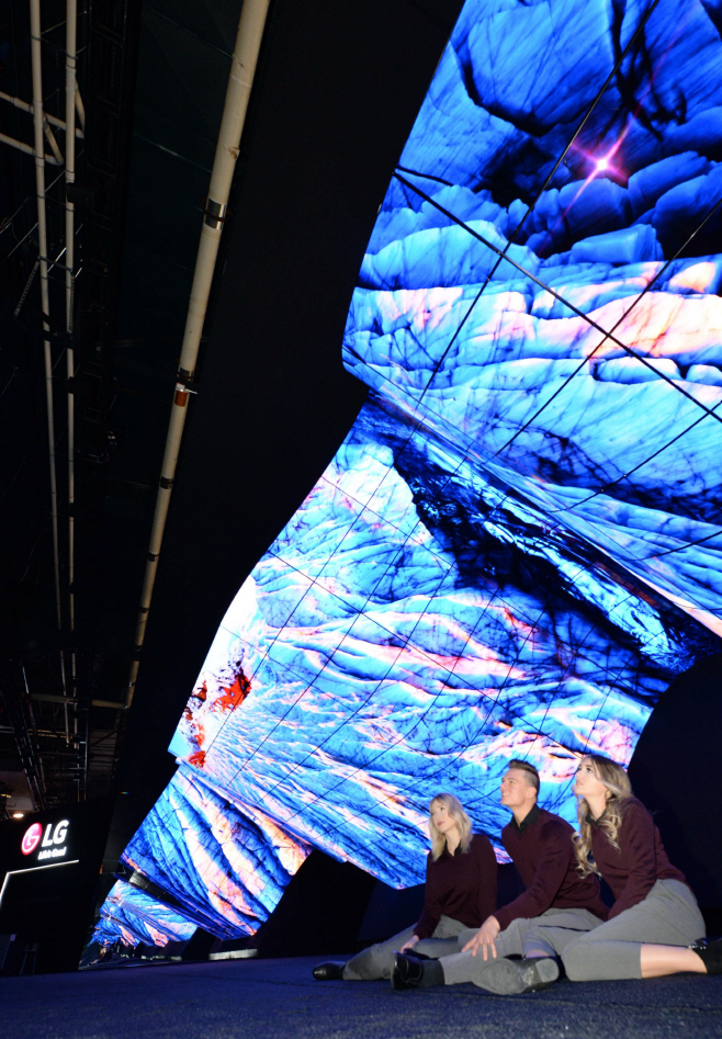 CES 2020 LG전자 전시관 입구에 설치된 초대형 올레드 조형물 ‘새로운 물결(New Wave)’ 모습./제공=LG전자