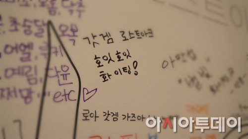 이날 스마일게이트는 이용자와의 소통에 중점을 둔 운영 개선안도 내놨다. 소규모 유저와 개발자가 함께하는 간담회 개최를 확대하는 한편 길드별 오프라인 정모 지원을 늘릴 계획이다. 또한 패치노트 공개 시 개발자가 직접 작성하는 코멘트를 추가할 예정이다. 여기에는 기획의도와 변경의도 등이 포함된다. 아울러 리샤의 편지를 통해 클래스 별 PVP 승률을 공개하고, 아바타 개발에 이용자들의 의견을 직접 반영하는 소통 창구를 도입해 선호도를 위한 설문조사를 실시한 방침이다.이처럼 스마일게이트는 올해 로스트아크의 다양한 콘텐츠를 지속적으로 다듬는 동시에 이용자와의 소통 채널을 크게 확대해 개발사와 이용자가 함께 만들어 나가는 로스트아크를 만들겠다는 청사진을 그렸다. 로스트아크 팬들이 자부심을 가지고 플레이하는 완성도 높은 게임으로 진화하겠다는 포부다. 금강선 디렉터는 "이제는 'With All RPG Fans(모든 RPG 팬들과 함께)' 슬로건을 내걸고 더욱 소통에 힘쓸 것"이라고 말했다.