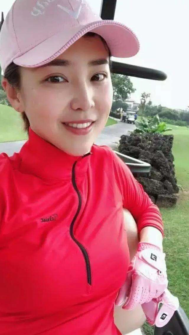 루샤오바오라는 여성이 골프장에서 포즈를 취한 모습./제공=밍바오.