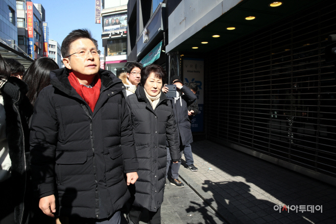 4·15 총선에서 서울 종로 출마를 선언한 황교안 자유한국당 대표가 9일 서울 종로구 관철동 ‘젊음의 거리’를 찾아 공실 상가 실태를 살펴보고 있다. / 송의주 기자songuijoo@