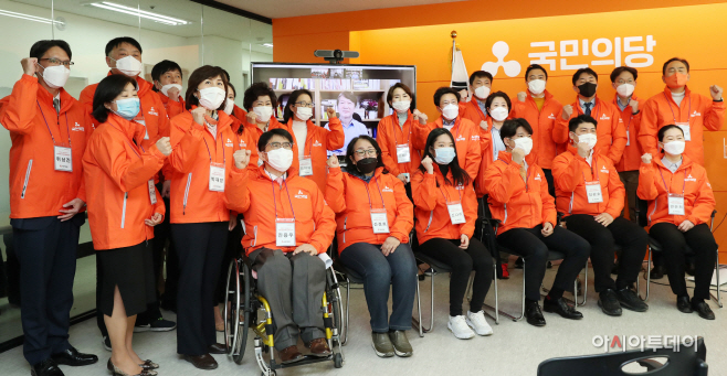 국민의당 비례대표 후보들이 25일 서울 마포구 서강로 중앙당사에서 열린 안철수 대표와 화상회의에서 파이팅을 외치고 있다. / 이병화 기자