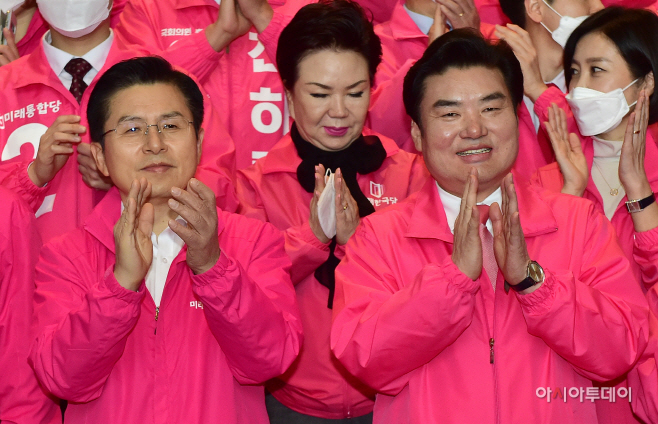 황교안 미래통합당 대표와 원유철 미래한국당 대표가 1일 국회 로텐더홀 홀 앞 계단에서 열린 ‘나라 살리기·경제살리기’ 공동 선언식에서 박수를 치고 있다.        /이병화 기자photolbh@