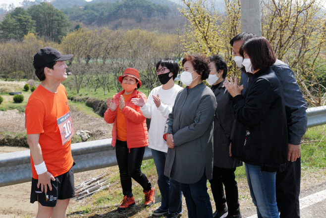 국토종주 선거운동 중인 안철수 국민의당 대표가 4일 오전 전남 구례군 광의면에서 주민들과 만나 대화를 나누고 있다./ 제공=국민의당