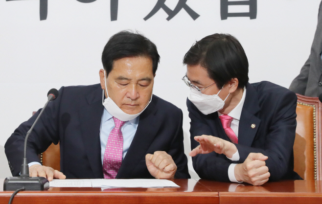 심재철 미래통합당 대표권한대행(왼쪽)이 17일 오전 서울 여의도 국회에서 열린 중앙선거대책위원회 해단식에서 참석자와 대화를 나누고 있다./연합뉴스