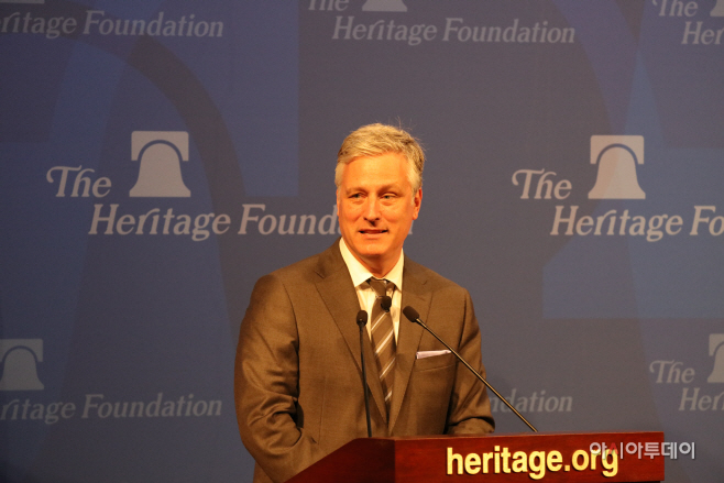 로버트 오브라이언 미국 백악관 국가안보보좌관은 21일(현지시간) 김정은 북한 국무위원장이 어떤 상태에 있는지 알지 못하며 상황이 어떻게 전개되는지를 예의주시하고 있다며 아직 너무 이르지만 김 위원장 유고 시 가족이 권력이 승계하게 될 것으로 본다고 말했다. 사진은 오브라이언 보좌관이 지난 3월 11일 미 워싱턴 D.C. 싱크탱크 헤리티지재단에서 강연을 하는 모습./사진=워싱턴 D.C.=하만주 특파원