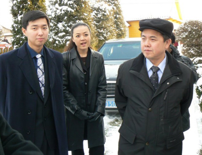 탈북민 출신인 미래통합당 태구민(태영호) 당선인은 23일 김정은 북한 국무위원장의 건강 이상설에 따른 김여정 노동당 제1부부장 지도체제 가능성과 관련해 김정은 위원장의 숙부인 김평일 전 주 체코 북한 대사를 주목해야 한다고 주장했다. 2007년 2월 폴란드 나레프시 인터넷 홈페이지에 공개된 김정일 국방위원장의 이복동생인 김평일 당시 주 폴란드 북한 대사(오른쪽)의 산업시설 시찰 모습. / 연합뉴스=폴란드 나레프시 홈페이지