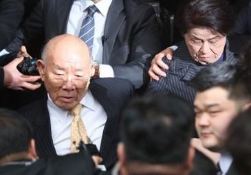 지난해 3월 광주에서 열린 재판에 출석하기 위해 집을 나서는 전두환 전 대통령/사진=연합