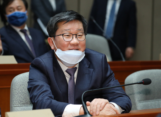 더불어민주당 전해철 의원이 20일 오후 서울 여의도 국회에서 열린 의원총회에서 밝게 웃고 있다./연합