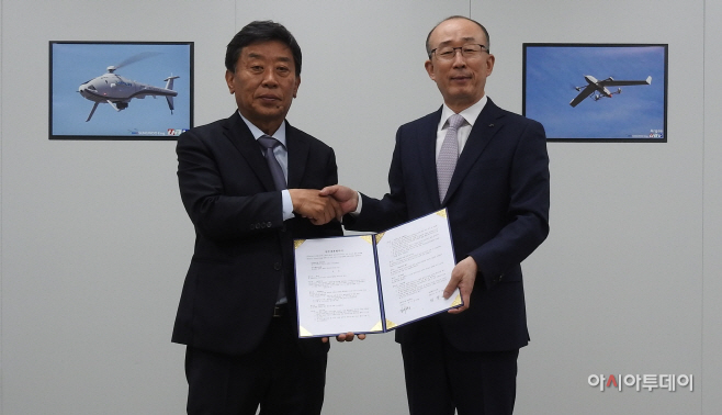 김지찬 LIG넥스원 대표(오른쪽)와 김성남 성우엔지니어링 대표가 충북 청주시 성우엔지니어링 본사에서 ‘무인기 사업분야 업무제휴협약서 체결식’을 마친후 기념사진을 찍고 있다./ 제공=LIG넥스원