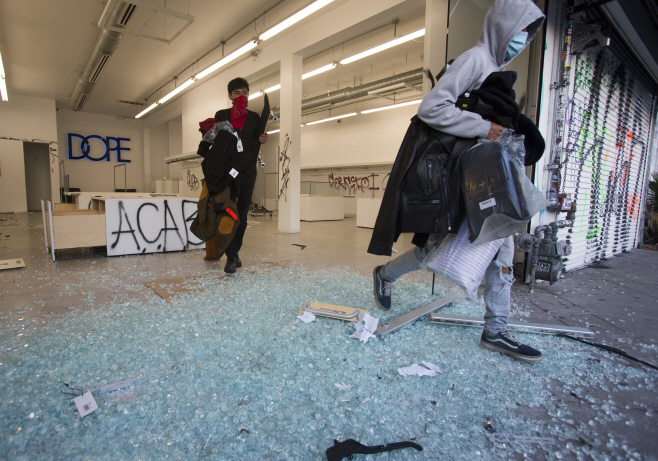 백인 경찰이 흑인 남성을 사망하게 한 사건에 항의하는 시위대들이 30일(현지시간) 미국 로스앤젤레스(LA)의 한 상점을 약탈하고 있다./사진=LA AP=연합뉴스