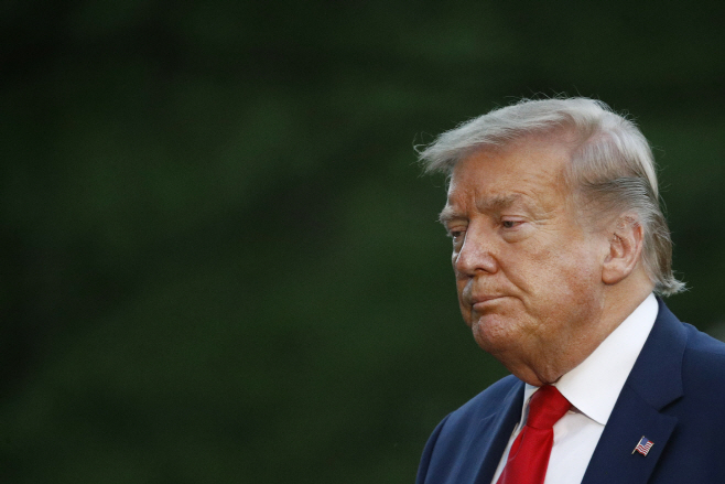 도널드 트럼프 미국 대통령이 30일(현지시간) 플로리다주 케네디우주센터에서 첫 민간 유인(有人) 우주선 ‘크루 드래건’ 발사 현장을 지켜본 후 백악관으로 돌아오고 있다./사진=워싱턴 D.C. AP=연합뉴스