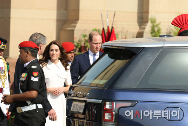 영국은 구신민지인 인도와 특별한 관계를 맺고 있으며 영국·캐나다·인도·호주는 연연방에 소속돼 있어 도널드 트럼프 미국 대통령의 주요 7개국(G7) 정상회의 확대 개편 성사에 변수가 될 수 있다는 관측이다. 사진은 영국의 윌리엄, 케이트 왕세손 부부가 2016년 4월 11일(현지시간) 인도 수도 뉴델리의 인디아 게이트(India Gate) 헌화를 마치고 자동차로 돌아오는 모습./사진=하만주 특파원