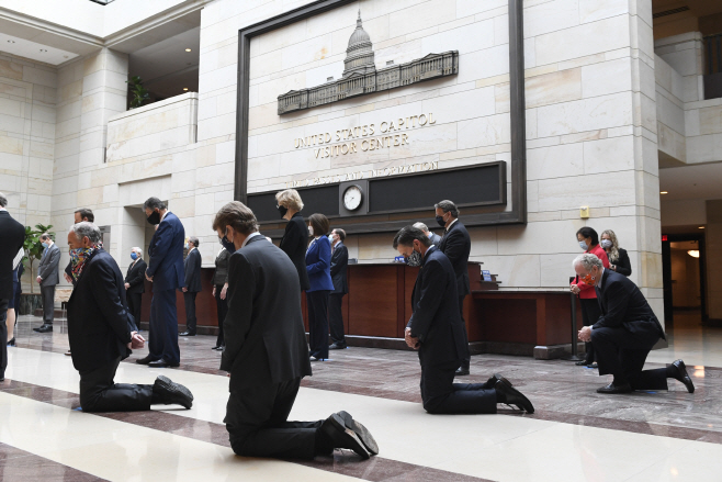 미국 민주당 소속 상원의원들이 4일(현지시간) 워싱턴 D.C. 국회의사당 메인홀에서 흑인 남성 조지 플로이드(46)의 영면을 기원하는 침묵의 시간을 갖고 있다./사진=워싱턴 D.C. AP=연합뉴스