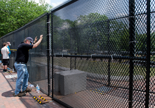 미국 워싱턴 D.C.의 백악관과 라파예트 공원 사위에 설치된 철조망./사진=워싱턴 D.C. UPI=연합뉴스