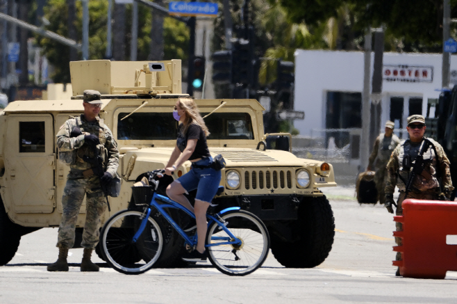 미국 캘리포니아주 방위군이 7일(현지시간) 산타모니카에서 흑인 남성 조지 플로이드 사망 사건으로 촉발된 시위에 대응하기 위해 경계 근무를 서고 있다. 캘리포니아주는 주 방위군을 철수할 것이라고 밝혔다./사진=산타모니카 AP=연합뉴스