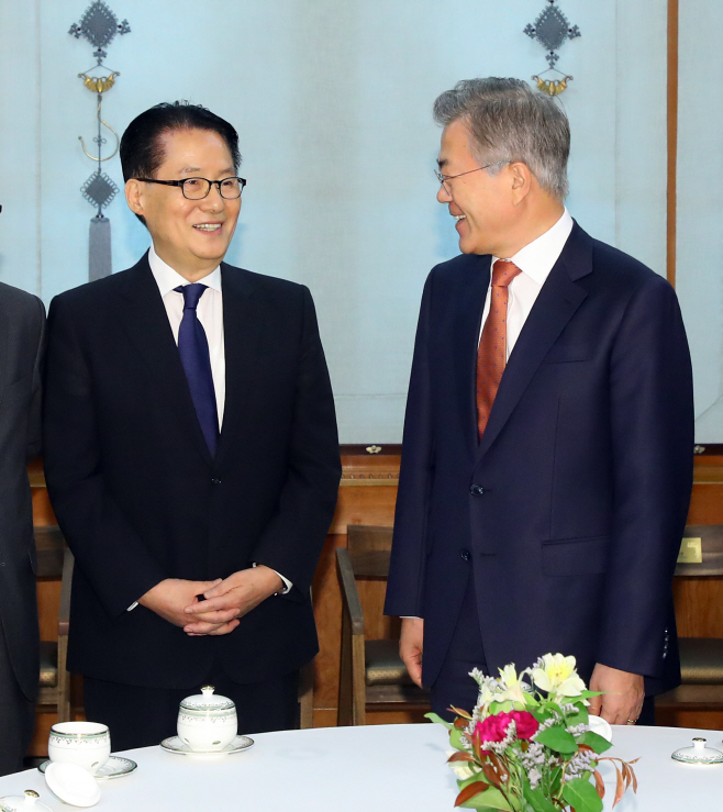 문재인 대통령은 3일 신임 국정원장에 민생당 박지원 전 의원을 내정했다. 사진은 지난 2018년 4월 청와대에서 열린 남북정상회담 원로자문단과의 오찬에서 문재인 대통령이 당시 민주평화당 박지원 의원과 얘기를 나누는 모습. /연합뉴스