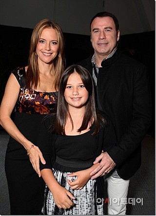 할리우드 스타 존 트래볼타(맨 오른쪽)의 아내이자 배우인 켈리 프레스턴(맨 왼쪽)이 사망했다. 사진은 트래볼타 부부가 자신들이 출연한 영화 ‘올드 도그’의 아역 배우와 함께 한 모습./제공=네이버