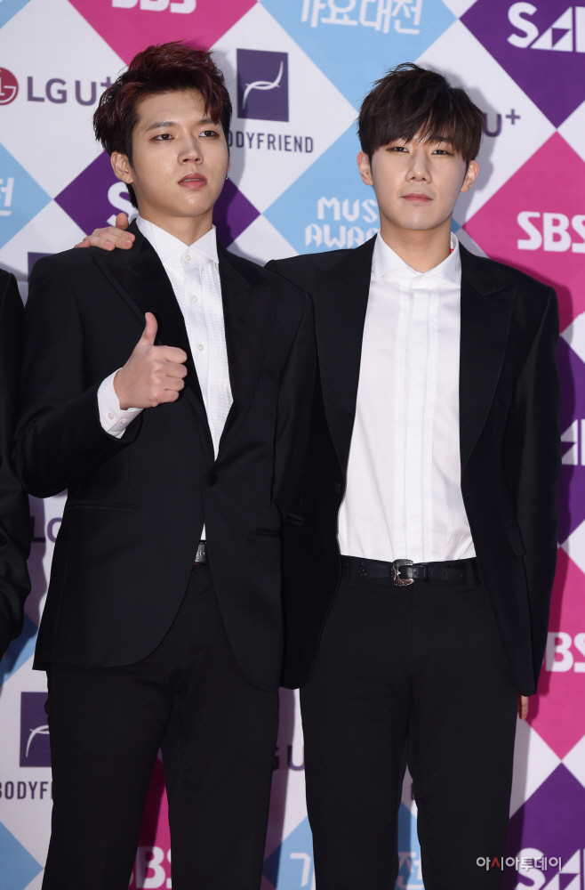 인피니트 우현과 성규가 울림엔터의 이중엽 대표와 진행한 SNS 라이브가 논란이 되고 있다./아시아투데이DB