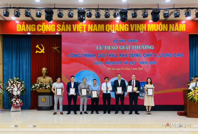 지난 1일 베트남 하노이에서 열린 베트남 건설부가 2019년 4분기~2020년 1분기 우수 건축물·건축 프로젝트 시상식을 열었다. 이날 시상식에선 한국인 건축설계사인 채일석 대표(오른쪽에서 세번째)가 ‘우수건축물 디자인상’을 수상했다./제공=도울인터내셔널베트남