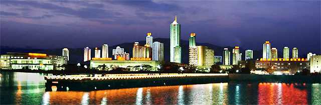 불야성의 진면목을 보여주는 북한 ‘제2도시’ 원산의 야경. 북한은 원산-금강산 국제관광특구에서 원산을 따로 떼어 ‘원산갈마지구’로 지정한 뒤 관광특구로 개발하는 방안에 공을 들이고 있다. 사진 출처 우리민족끼리