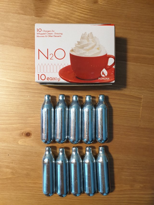 본보 기자가 7일 인터넷 오픈마켓에서 구입한 휘핑가스(아산화질소) 캡슐. 조금만 흡입해도 몸이 마비돼 숨질 수도 있다. 고도예기자 yea@donga.com