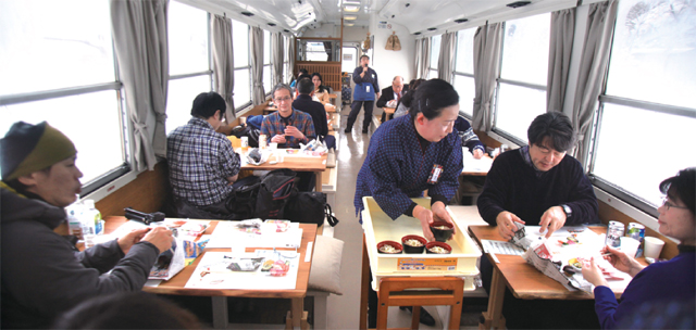 주민이 만들어 역마다 실어준 음식을 맛보며 설국여행을 즐기는 곳쓰오 다마테바코 설국도시락열차 실내.