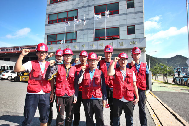 은산해운항공 현장 직원들이 터미널 앞에서 파이팅을 외치고 있다. 은산은 ‘된다, 된다, 잘된다, 더 잘된다’는 초긍정적 마이드로 고객 감동 서비스를 실천하고 있다. 은산해운항공 제공