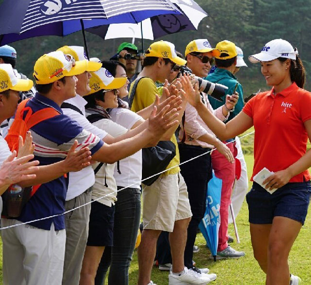 전인지의 팬들은 노란색 모자를 쓰고 경기장을 찾아 응원을 한다. 사진은 전인지가 2015년 국내 대회에 참가했을 때 자신의 팬들과 하이파이브를 하는 모습. 전인지 팬클럽 제공