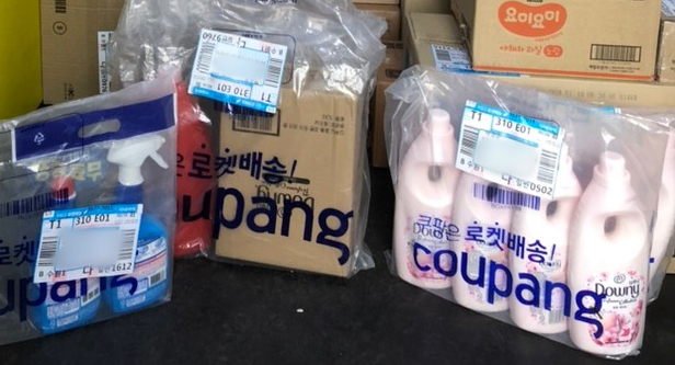 쿠팡은 2017년 하반기부터 세제의 경우 비닐팩에 담아 배달하고 있다. 쿠팡 제공