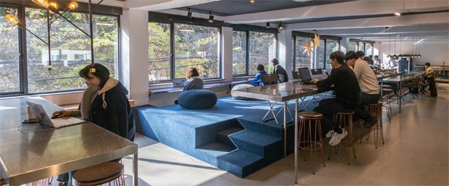 서울 서대문구 연희동 연남장은 1970년대 유리공장으로 지어진 낡은 건물을 코워킹스페이스로 되살렸다. 어반플레이 제공