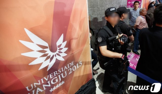 2015년 7월3일 광주 월드컵경기장에서 열린 광주 유니버시아드대회 개막식에서의 기관총을 든 대통령 경호원의 모습. 사진=뉴스1, 청와대 제공